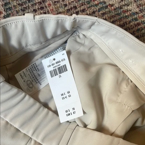 Abercrombie & Fitch Sloane ultra High Rise Pleated Shorts in Light Taupe - Picture 6 of 9